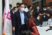 [포토] 기자회견 위해 입장하는 주호영 통합당 원내대표