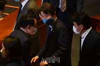 [포토] 동료의원들과 인사 나누는 이인영 의원