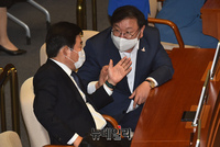 [포토] 대화 나누는 김태년-김진표