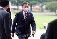 [포토] 개원연설 위해 국회 입장하는 문재인 대통령
