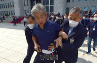 [포토] 文대통령에 신발 던진 남성 현행범 체포