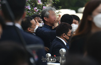 [포토] 국회서 퇴장하던 文대통령 신발 봉변