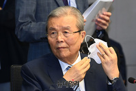 [포토] 전일제 교육 방안 토론회 참석하는 김종인