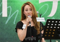 [포토] 감미로운 목소리 뽐내는 김소향