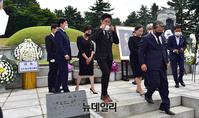 [포토] 이승만 대통령 묘역 참배하는 우리공화당 지도부