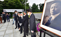 [포토] 건국대통령 이승만 서거55주기, 묘역 참배하는 이인수 박사 내외