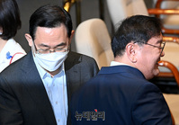 [포토] 본회의 앞두고 대화하는 '주호영-김태년'