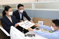 [포토] 추미애 장관 탄핵소추안 제출하는 김성원·권은희