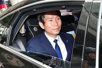 [포토] 국회로 이동하는 이인영 통일부 장관 후보자