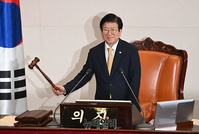 [포토] 국회 본회의 주재하는 박병석 의장