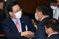 [포토] 국회 본회의, 악수하는 '주호영-김태년'