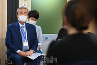 [포토] 김종인, 코로나 시국 겪는 청년예술인 발언 경청