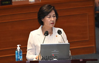 [포토] 김태흠 의원 질의에 답하는 추미애 장관