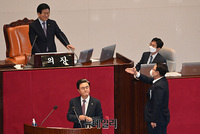 [포토] 추미애 대정부질문 답변 불성실에 항의하는 '김태흠-김성원' 