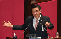 [포토] 정경두 장관에 대정부 질문하는 신원식 의원