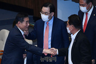 [포토] 대정부 질문 마친 뒤 동료 의원 인사받는 신원식