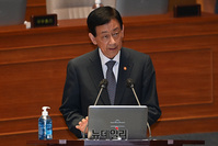 [포토] 대정부 질문 답변하는 진영