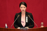 [포토] 추미애 탄핵소추안 제안설명하는 배현진 