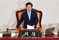 [포토] 박병석 "추미애 탄핵소추안 부결…찬성 109표 반대 179표"