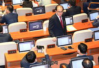 [포토] '추미애 탄핵소추안' 글귀와 사진찍는 태영호