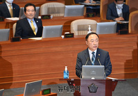 [포토] 대정부질문 답하는 홍남기 부총리