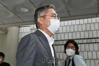 [포토] 조국 아들 '허위 인턴 증명서' 발급 혐의, 법정 들어서는 최강욱