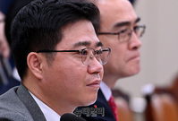 [포토] 이인영 통일부 장관 후보자 발언듣는 지성호 