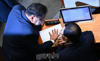 [포토] 국회 본회의, 대화하는 '주호영-김태년'