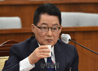 [포토] 물 마시는 박지원 국정원장 후보자