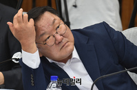 [포토] 박지원 국정원장 인사청문회 참석한 김태년 원내대표