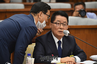 [포토] 보좌진과 대화 나누는 박지원 국정원장 후보자