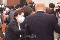 [포토] 정회 후 밝은표정으로 인사 나누는 김현미