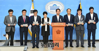 [포토] 세법개정안 반대 기자회견 갖는 통합당 의원들