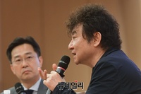 [포토] '한반도 미래는 어디로?' 토크콘서트, 인사말하는 김진명 작가