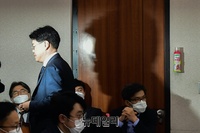 [포토] 법사위 퇴장하는 장제원 의원