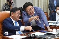 [포토] 대화 나누는 '김태년-김성원'