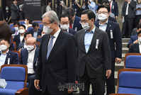 [포토] 의원총회 참석하는 김종인·주호영 