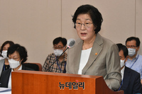[포토] 국회 출석한 이정옥 여성가족부 장관