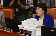 [포토] 의사진행 하는 정춘숙 여성가족위원장