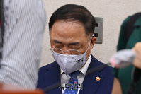 [포토] 국회 법사위, 눈 감은 홍남기 부총리