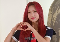 [포토] 강렬한 레드로 포인트 준 에이프릴 예나