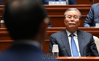 [포토] 주호영 원내대표 발언 경청하는 김종인 위원장