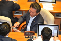 [포토] 본회의 참석한 정청래