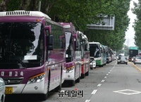 [포토] 탄천 범람에 도로위로 올라온 버스들