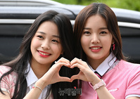 [포토] 위클리 수진-지한 '애교 넘치는 하트'