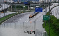 [포토] 집중호우로 시내 곳곳 간선도로 통제..침수된 동부간선도로