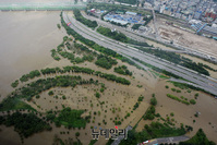 [포토] 9년 만에 한강 본류서 홍수특보…물폭탄 맞은 올림픽대로