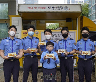 [포토] 또봉이통닭, 해양경찰청 홍보대사 위촉식서 치킨 100마리 기부