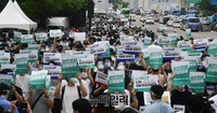 [포토] 병원 대신 거리로 나선 전공의들 "의대 정원 확대 전면 재논의하라"