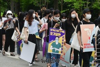 [포토] 집회 참석위해 피켓들고 줄 선 전공의들